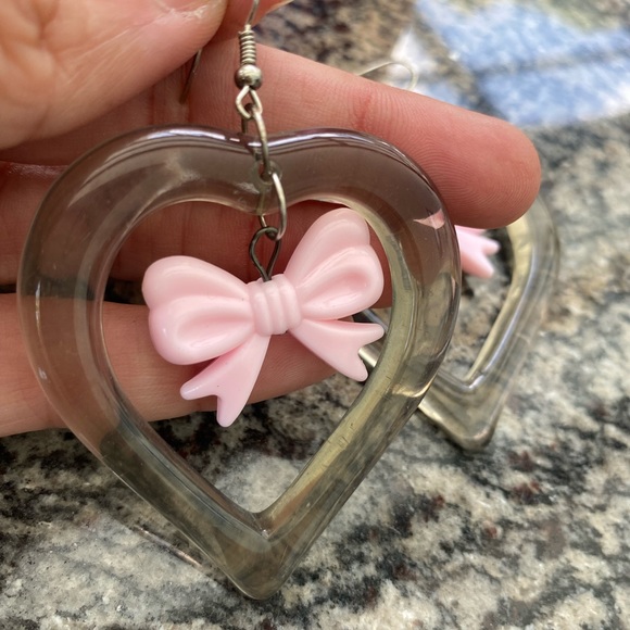 Black translucent heart bow knot pink pastel Barbie delicate dangle earrings - Picture 3 of 3